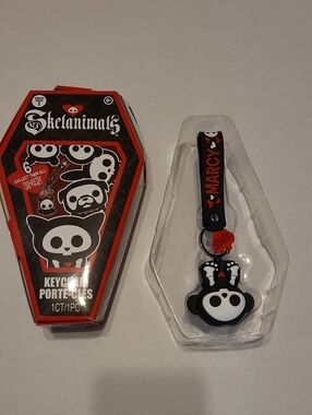 Hasbro Series 1 SKELANIMALS Collectible Animal Marcy Black & Red  Keychain